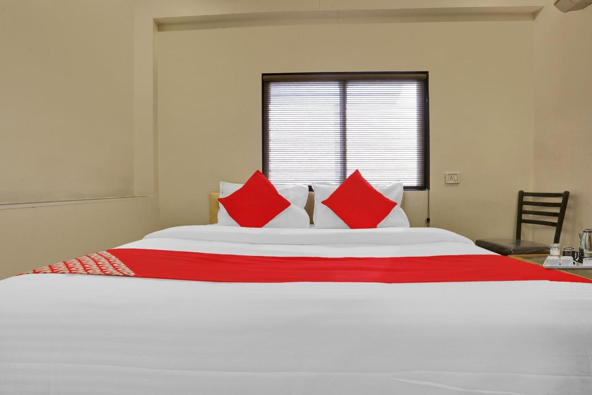 Hotel O Nandi Palace Lodging And Boarding Ulhāsnagar Zewnętrze zdjęcie