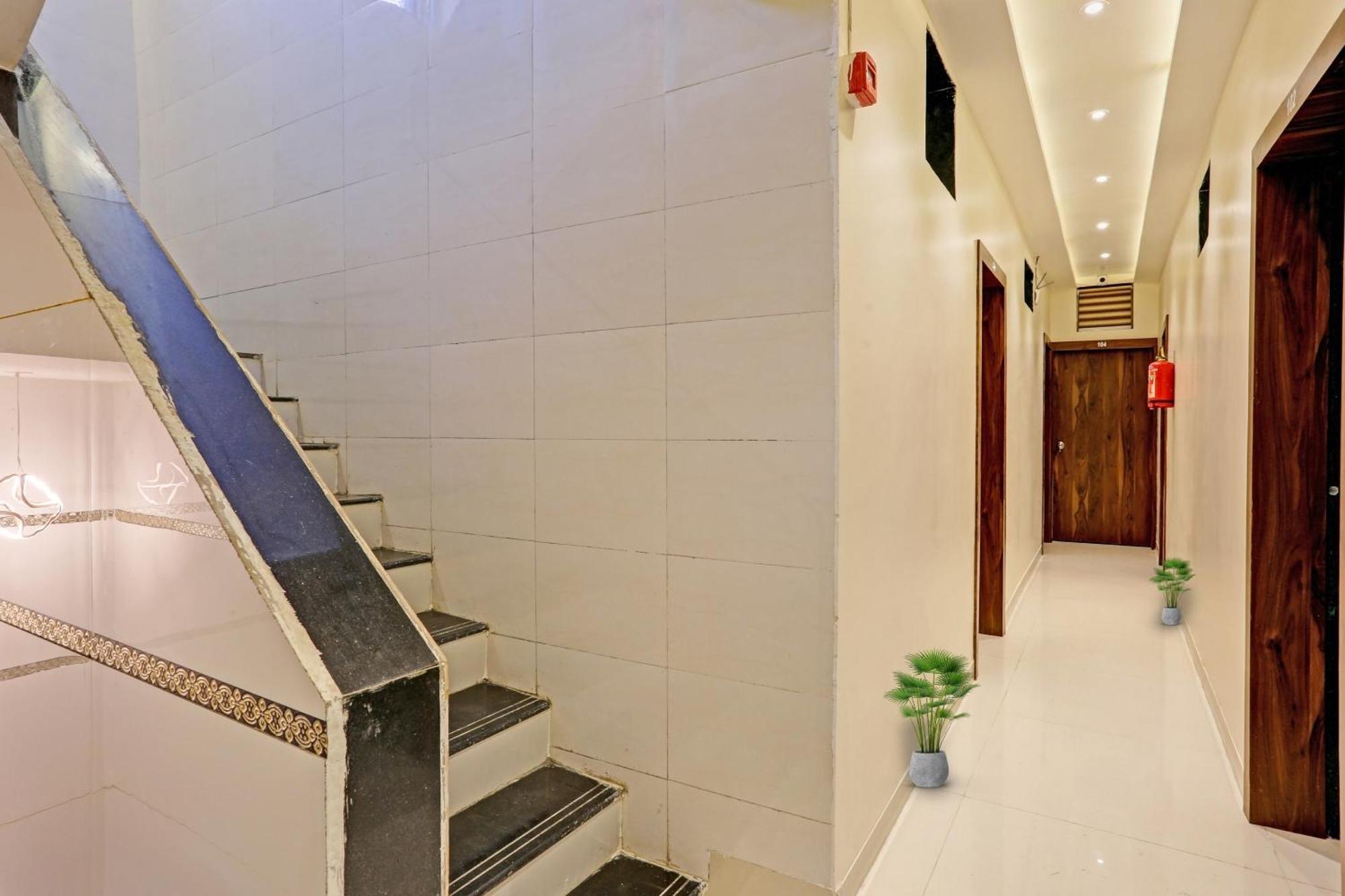 Hotel O Nandi Palace Lodging And Boarding Ulhāsnagar Zewnętrze zdjęcie